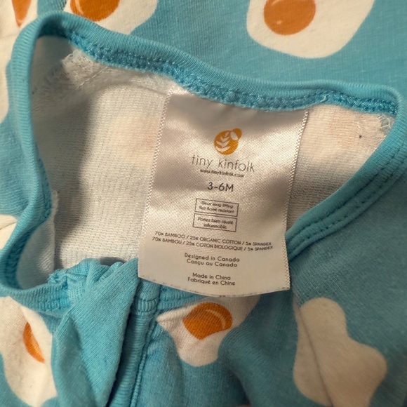 Tiny Kinfolk Zip Sleeper – Fried Egg Print (Size 3–6M) - Picture 4 of 5
